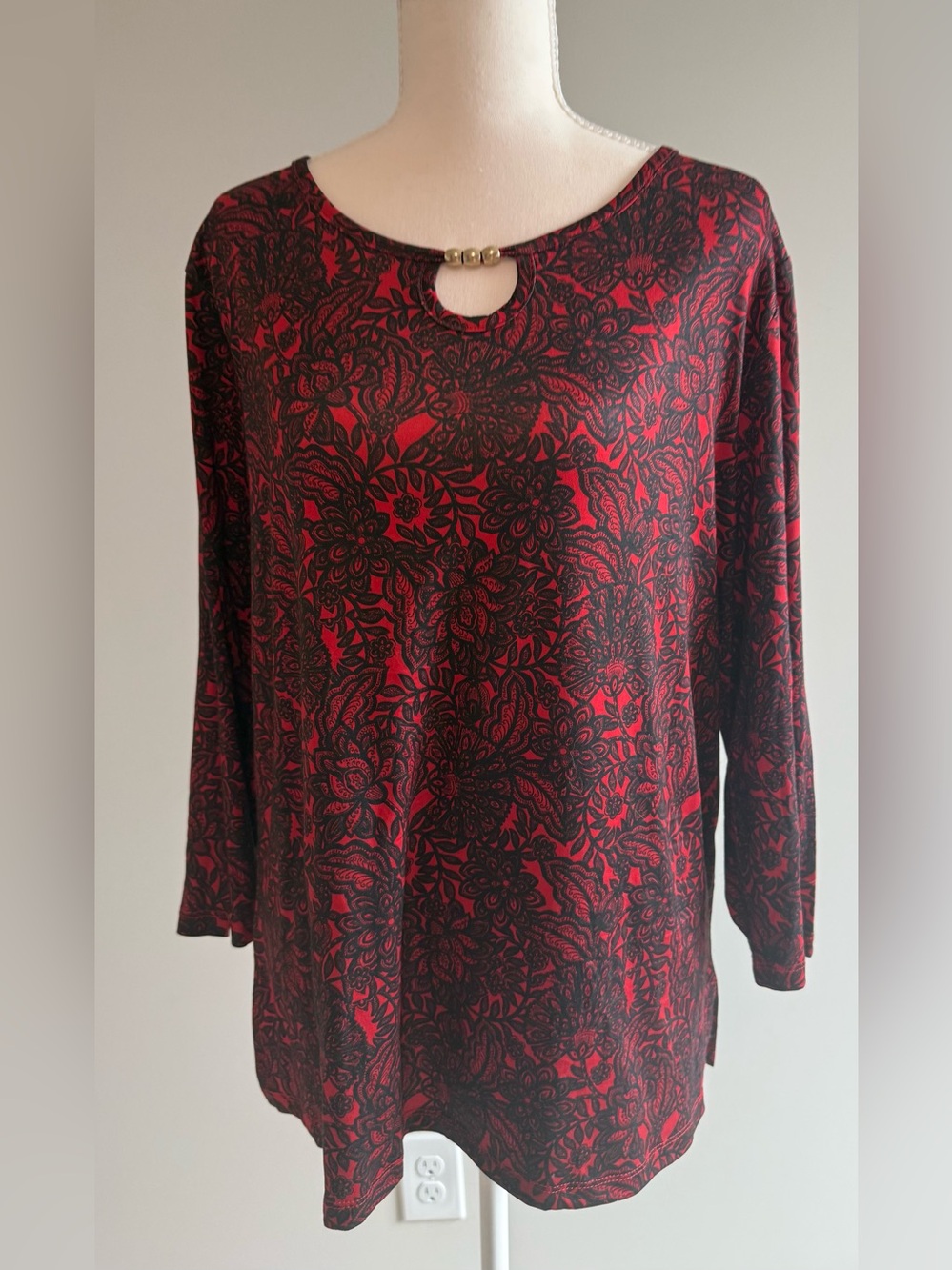 NWT Red & Black Floral Keyhole Three Quarter Sleeve Lightweight Top - Size Large